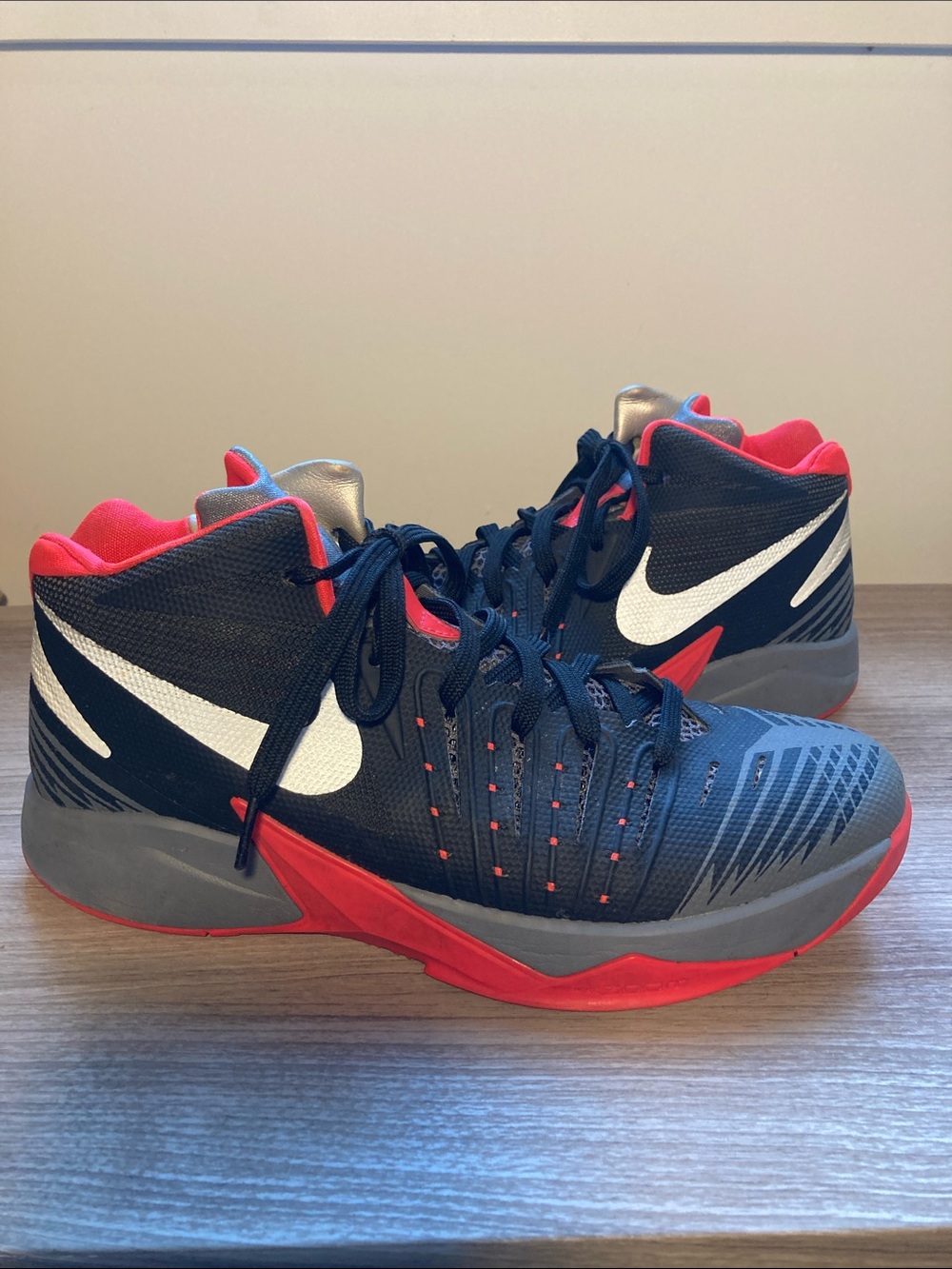 Nike basketball sneakers high top 8,5